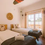 بيت شباب Cliff Surf House *