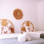 Cliff Surf House * أدوس كونهادوس