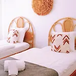 بيت شباب Cliff Surf House *